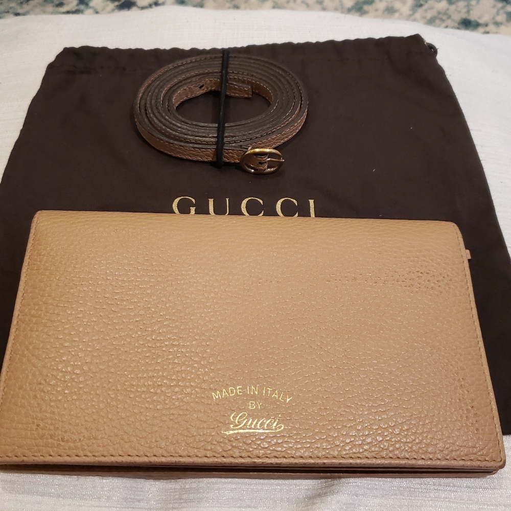 Gucci- swing wallet with strap